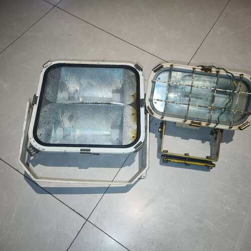 议价~船用投光灯，400W，库存拆机，IP66防水。外观有使用痕迹~可