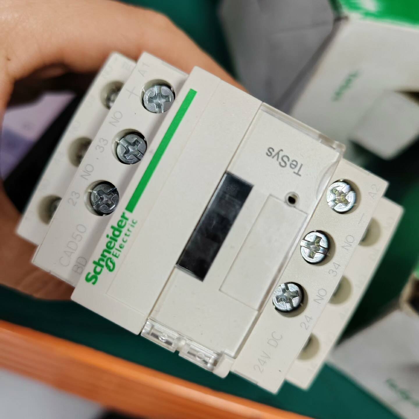 询价购-施耐德控制继电器 CAD50BDC  24VDC 实物如