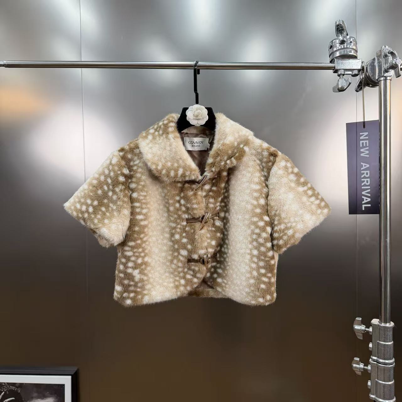 柚子mm2025年冬季设计师小鹿印花毛绒马甲翻领牛角扣绒感圣诞减龄