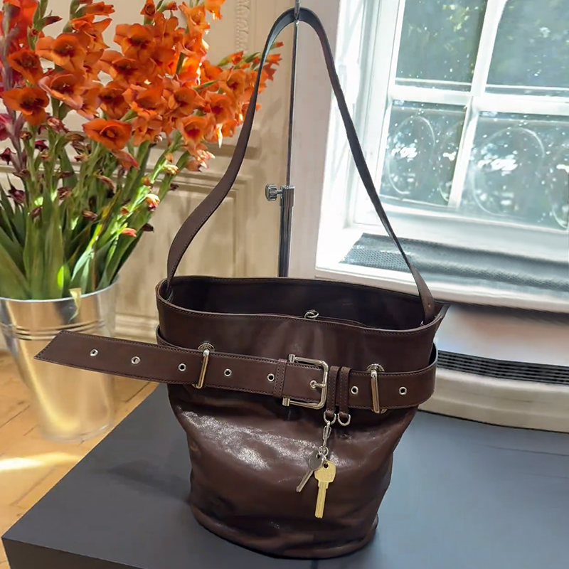 2025新款小众设计水桶包皮带扣装饰单肩包通勤百搭时尚斜挎包女包