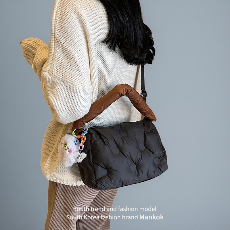 Mankok枕头包包女2025新款云朵斜挎太空棉包通勤羽绒包手提棉服包