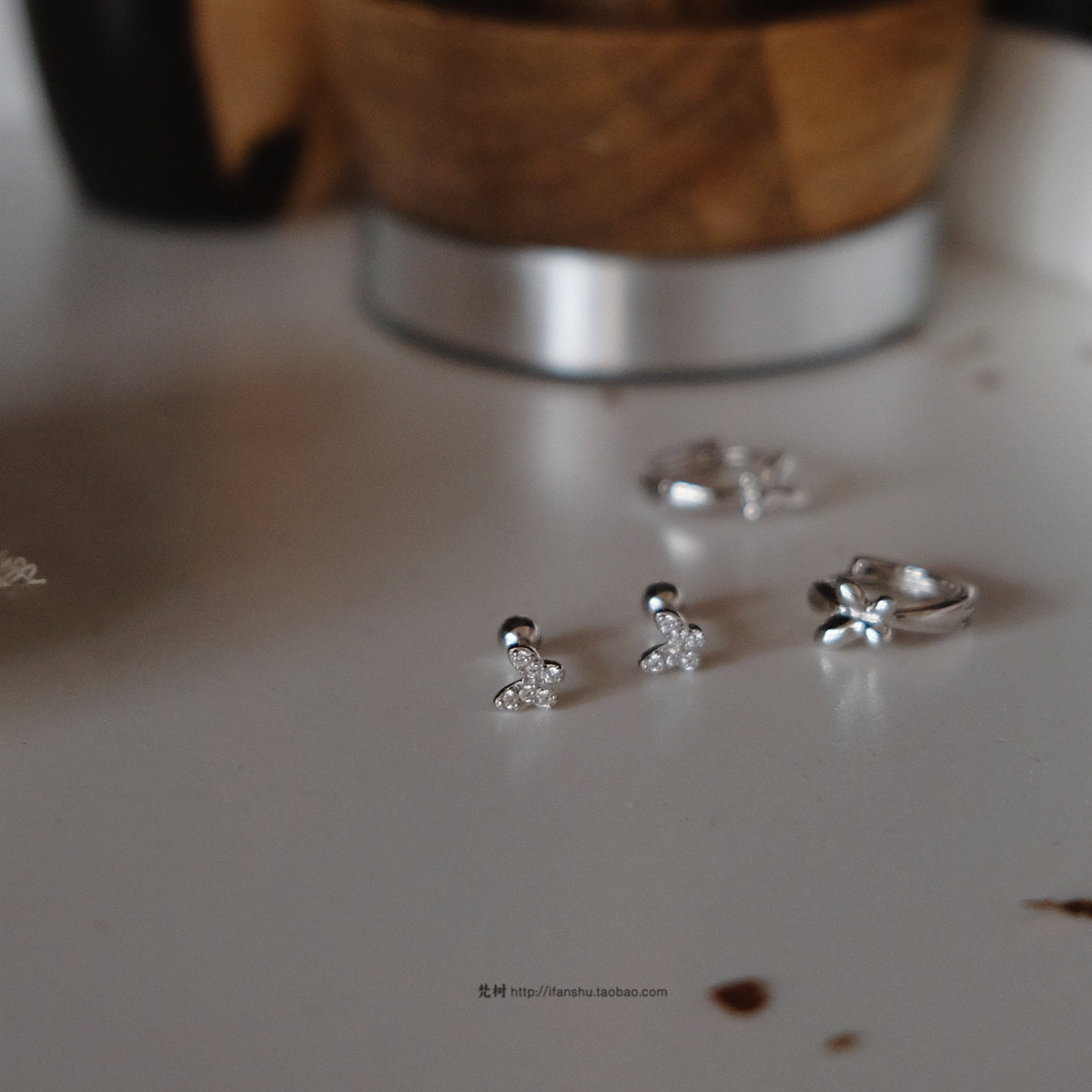 925纯银闪闪迷你蝴蝶耳钉