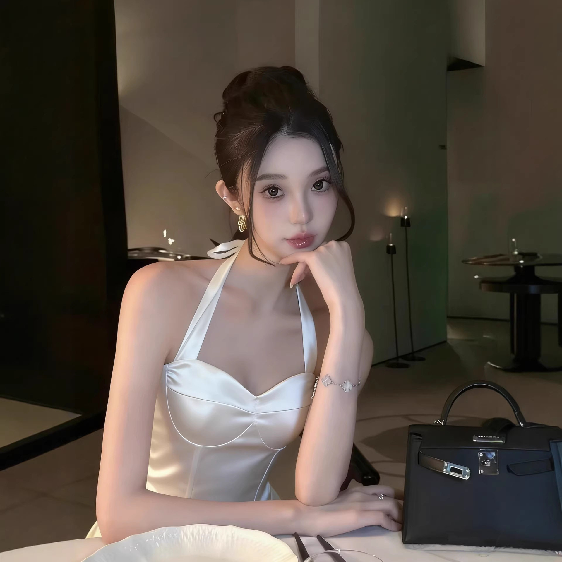 纯欲轻奢白色挂脖抹胸背心女夏高级感收腰显身材露锁骨上衣TZ7625图片