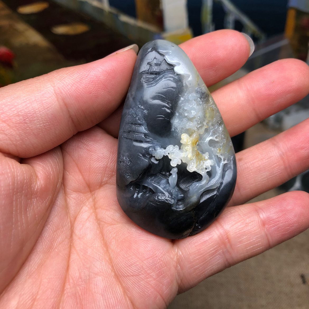 新疆和田玉籽料 黄皮青花籽山水挂件手把件 黑白分明镂空巧雕