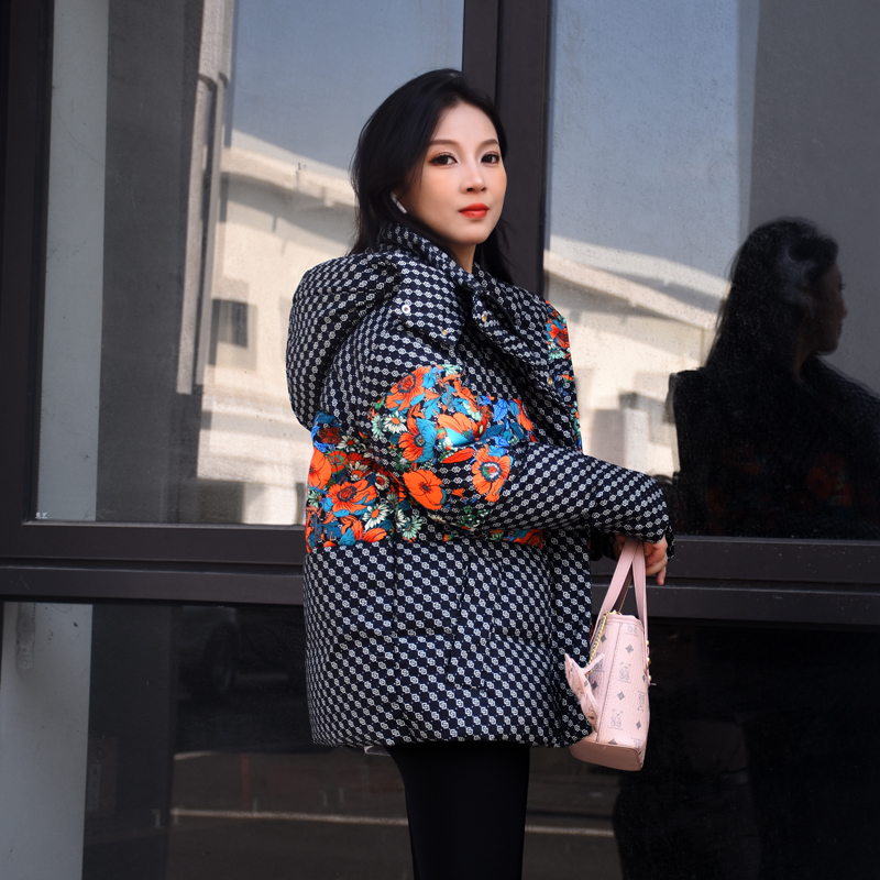 撞色拼接羽绒服女2025年冬季新款爆款印花修身小个子短款洋气外套