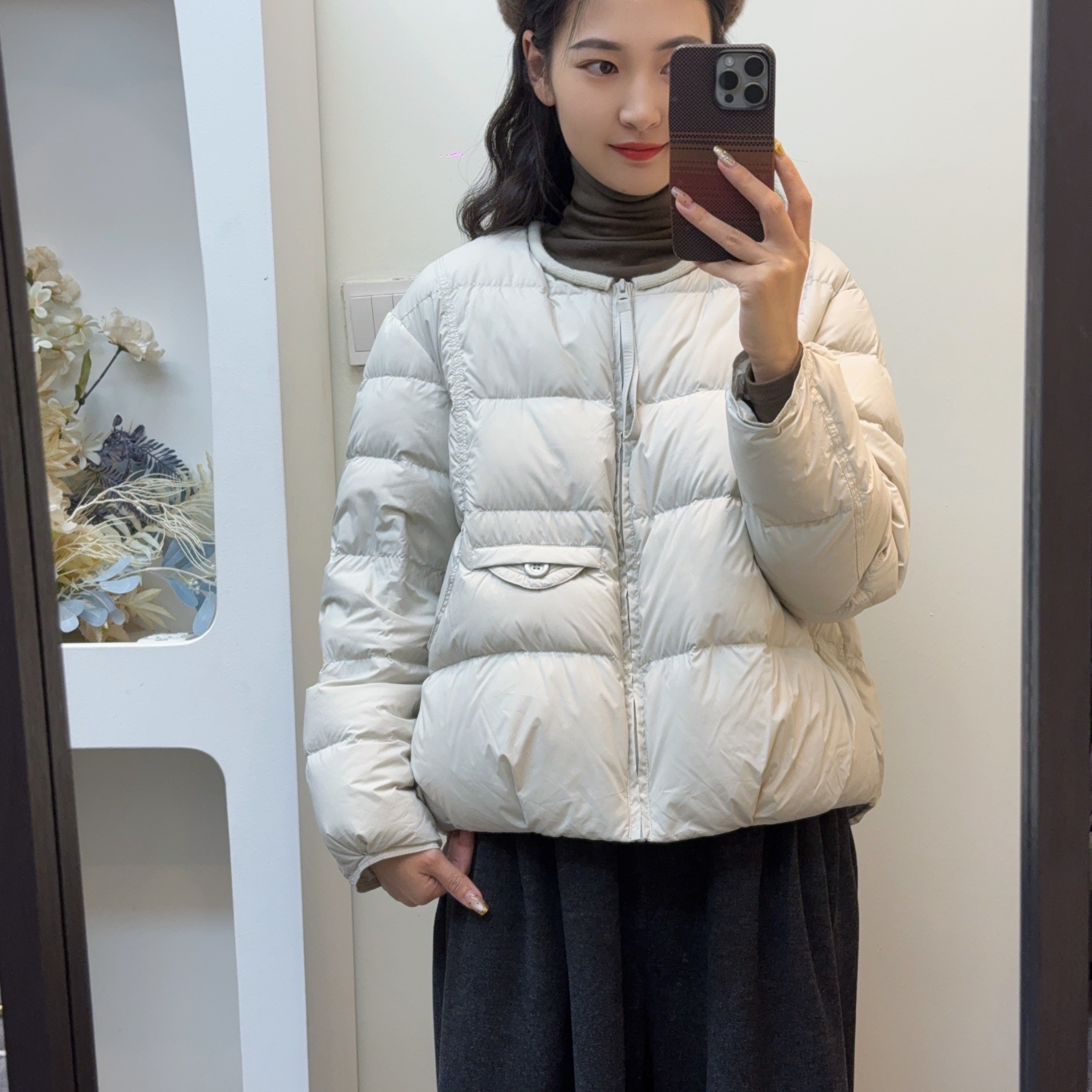 2025年冬季新款韩版宽松显瘦圆领短款羽绒服女轻薄保暖白鸭绒外套