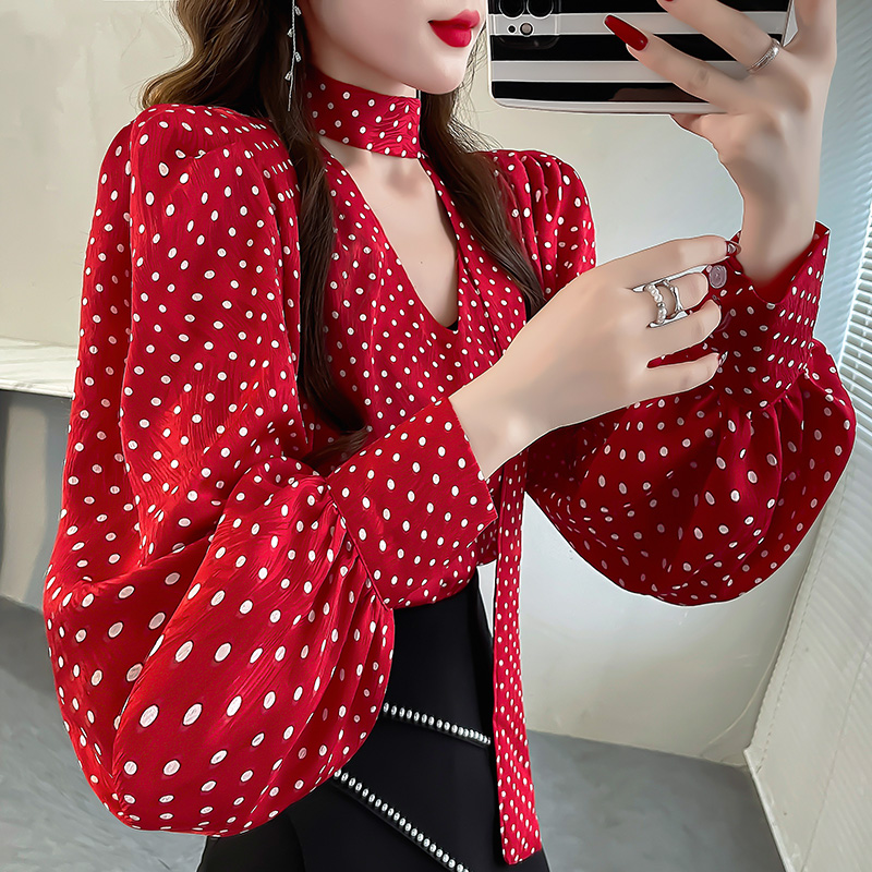 红色波点印花衬衫女秋季甜美泡泡袖上衣挂脖显瘦设计系带V领衬衣