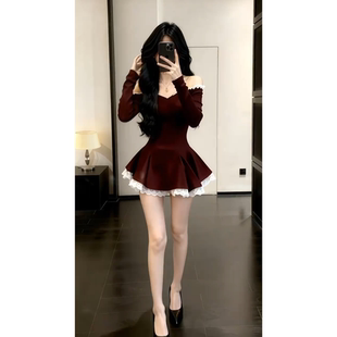 红色抹胸连衣裙女秋季一字领蕾丝花边收腰显瘦蓬蓬裙设计感A字裙