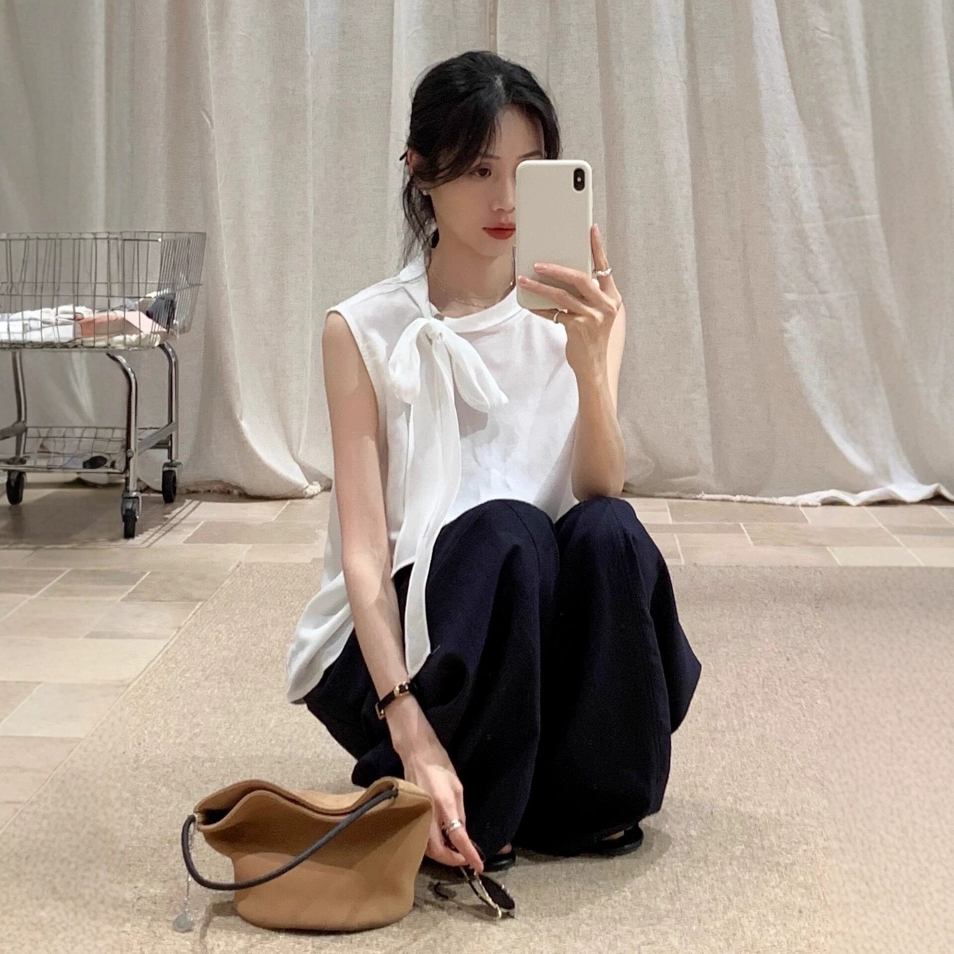 法式上衣女2026夏季新款欧货设计感领口绑带斜扣无袖衬衫 小衫