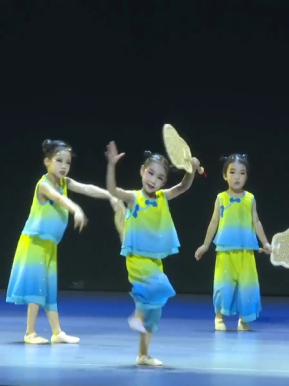 Children's group dance, I also have a small dance costume, props, pu fan, spring bamboo child dance, I want to return to the hat performance costume