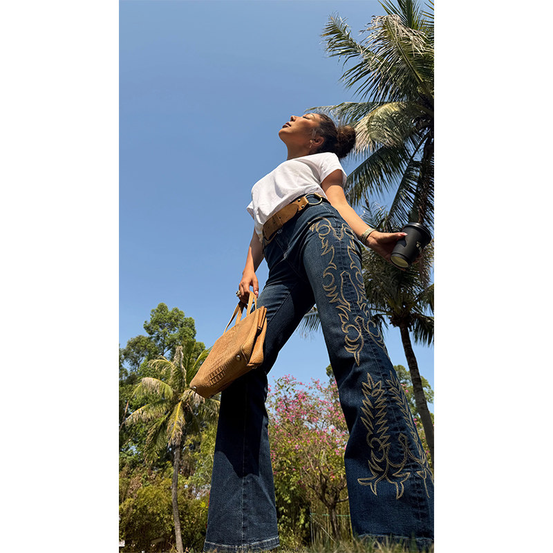 （小溪家）重工刺绣弹力牛仔裤微喇叭显瘦通勤百搭休闲裤子设计感