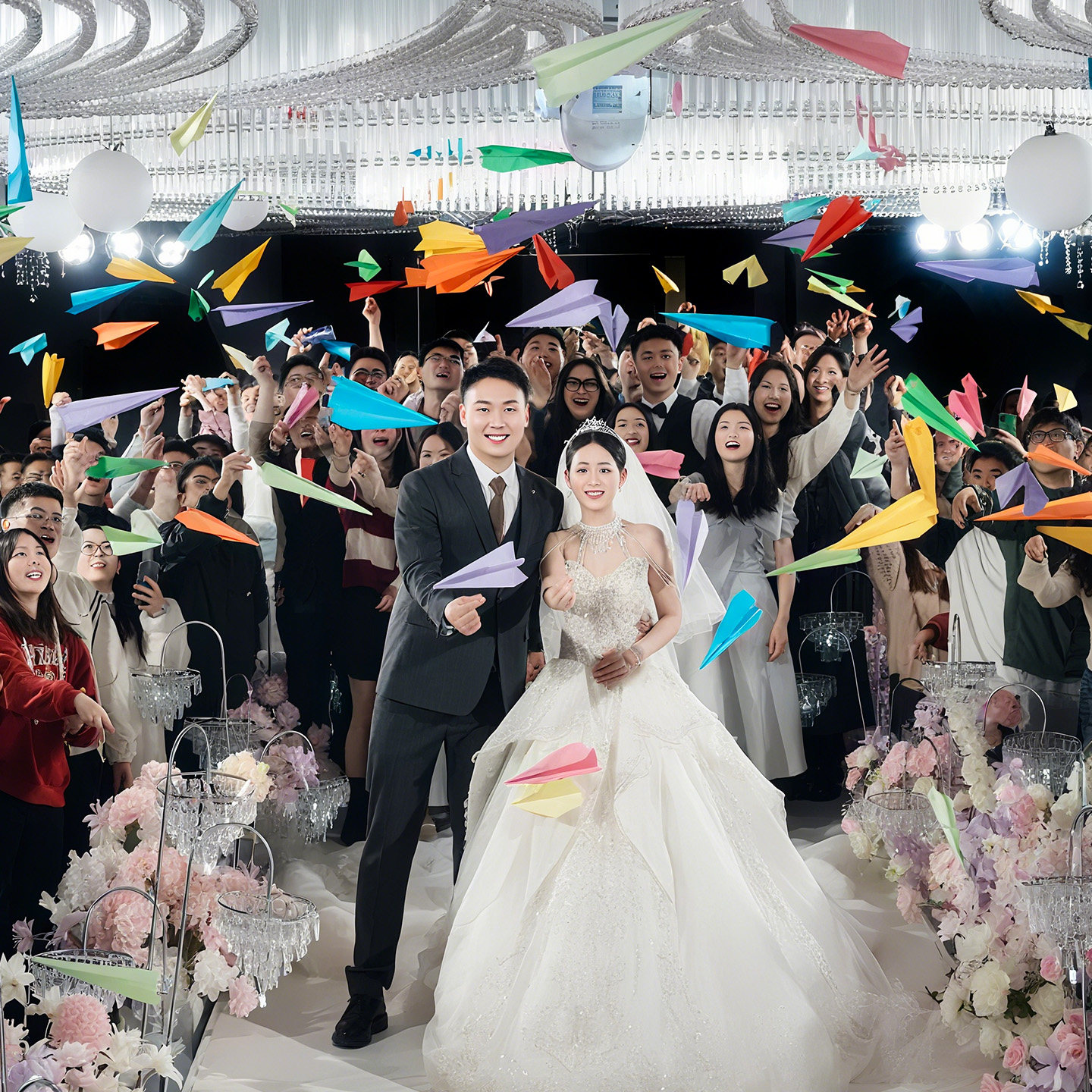 放飞彩色纸飞机成品婚礼现场氛围图片