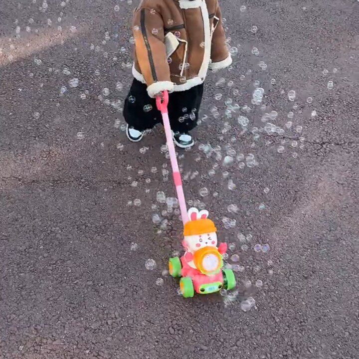 儿童手推泡泡机儿童电动泡泡卡通小鹿学步推车二合一灯光户外玩具