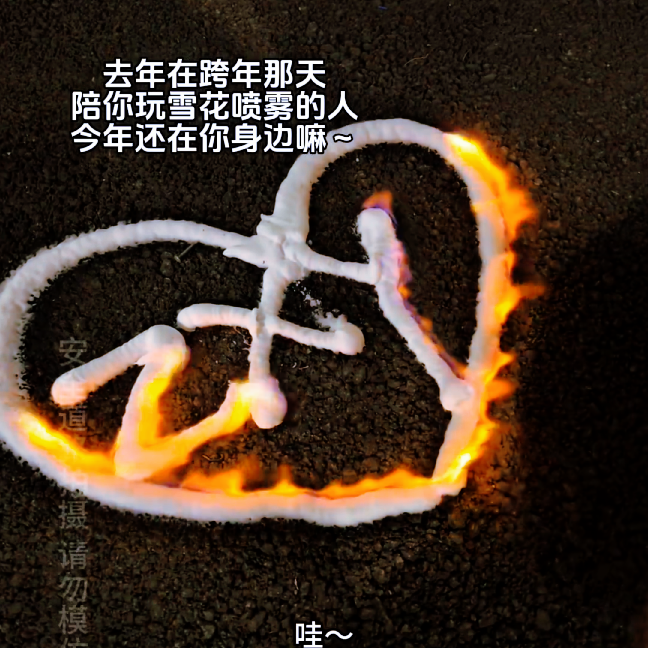 雪花喷雾可点燃飞雪喷雪花泡沫仿真雪花片圣诞下雪人造雪喷雪罐