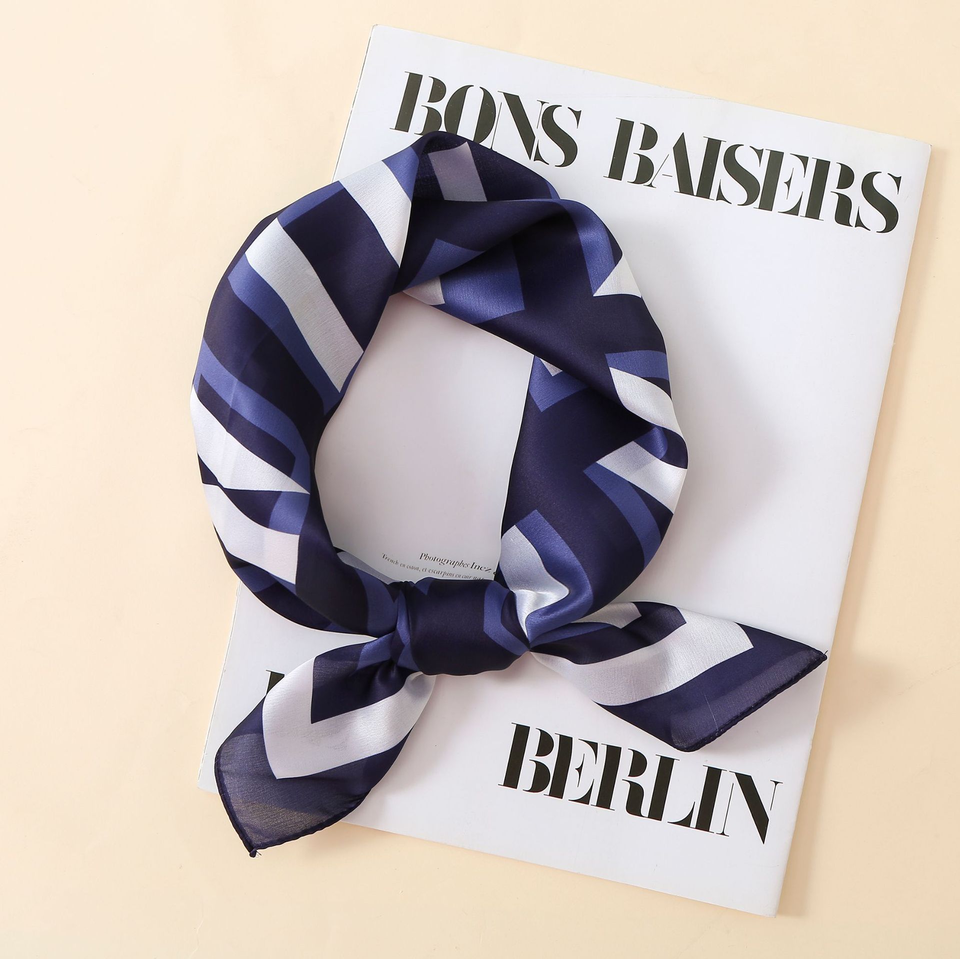 职业丝巾搭配制服欧美风几何字母仿真丝围巾春秋季缎面礼品丝巾女