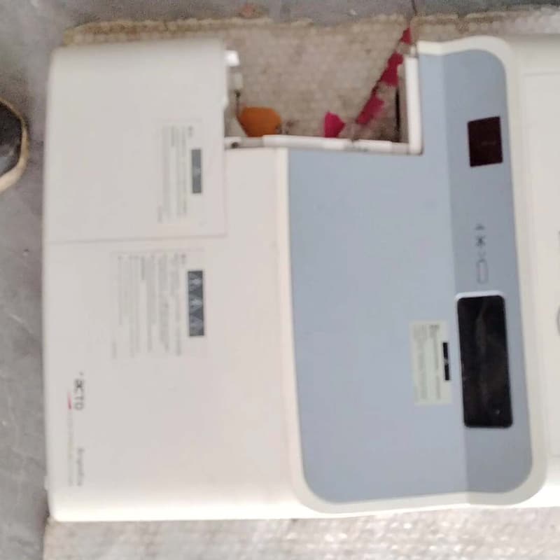 雅图投影仪,型号RAC1200正常开机,图像不清晰,成色如图--议价