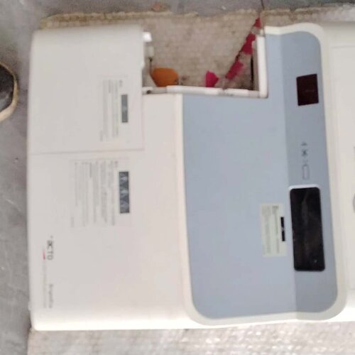 雅图投影仪，型号RAC1200正常开机，图像不清晰，成色如图--议价