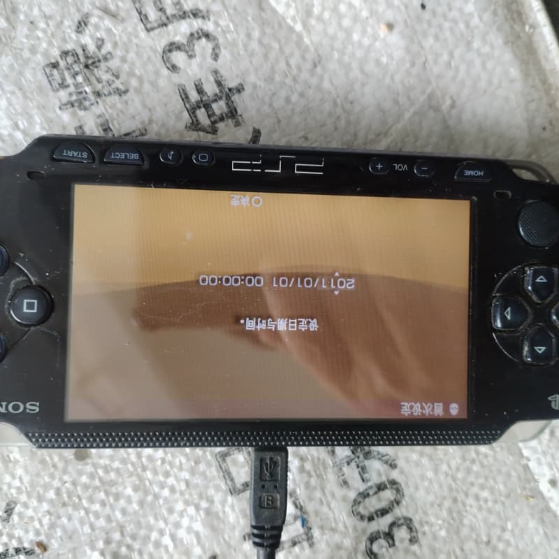 PSP1003游戏机,开机屏幕好,带内存卡8G没有后盖,--议价商品