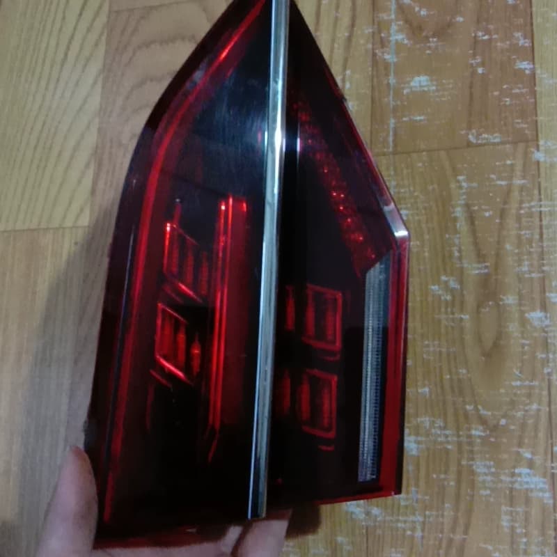 上海大众辉昂原装拆车左侧内尾灯一只,成色如图,灯面轻微划痕,