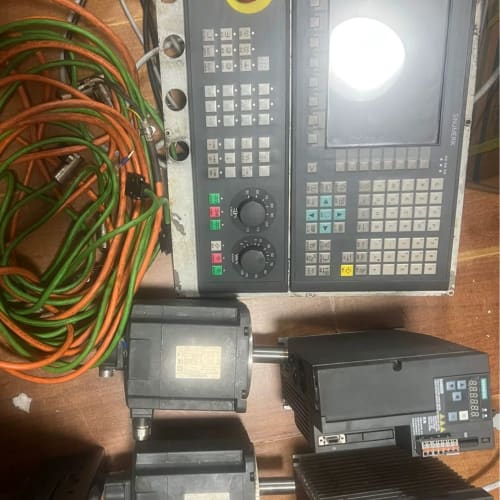 西门子808系统一套,带2个电机和驱动器,配套按键板完整。系--议