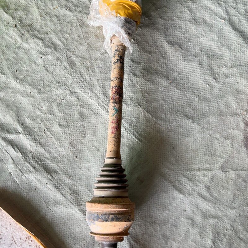 车半轴，适配锐志车型，带防尘套，结构完整。成色有使--议价商品