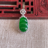 18K金伴钻满绿福豆吊坠 手工精雕 缅甸天然A货玉石翡翠 老坑冰种