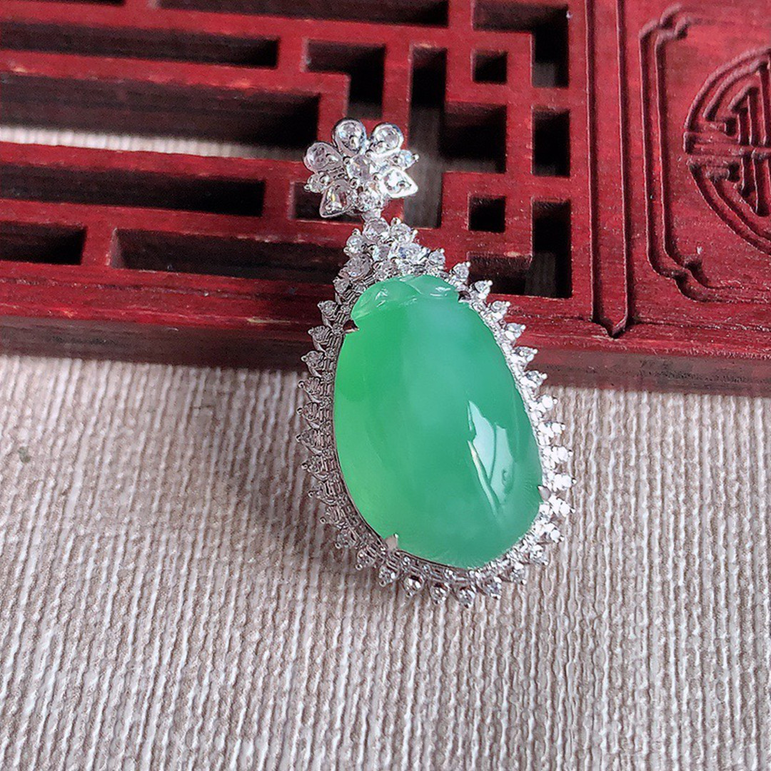 缅甸天然A货玉石翡翠老坑冰种手工精雕18K金伴钻镶嵌甜绿福瓜吊坠