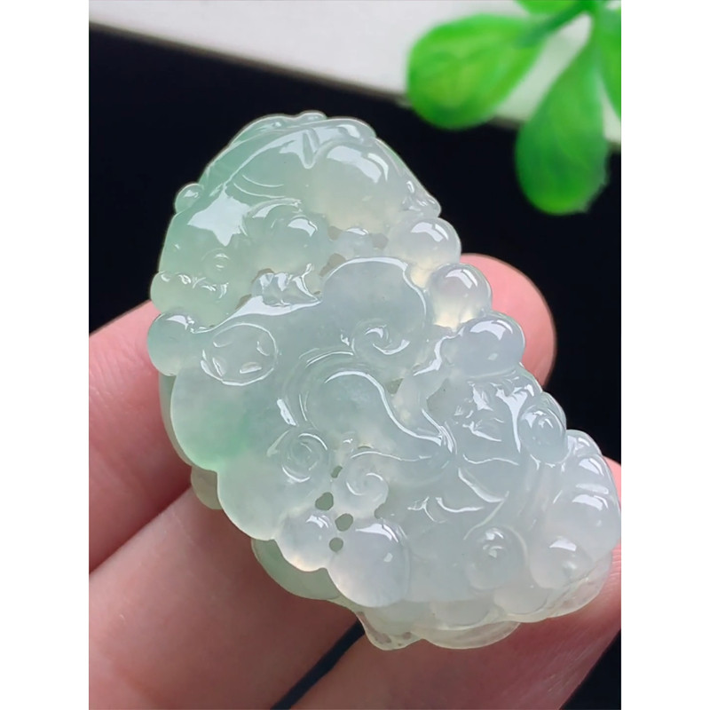 缅甸天然A货玉石翡翠 老坑冰种手工精雕飘绿貔貅吊坠