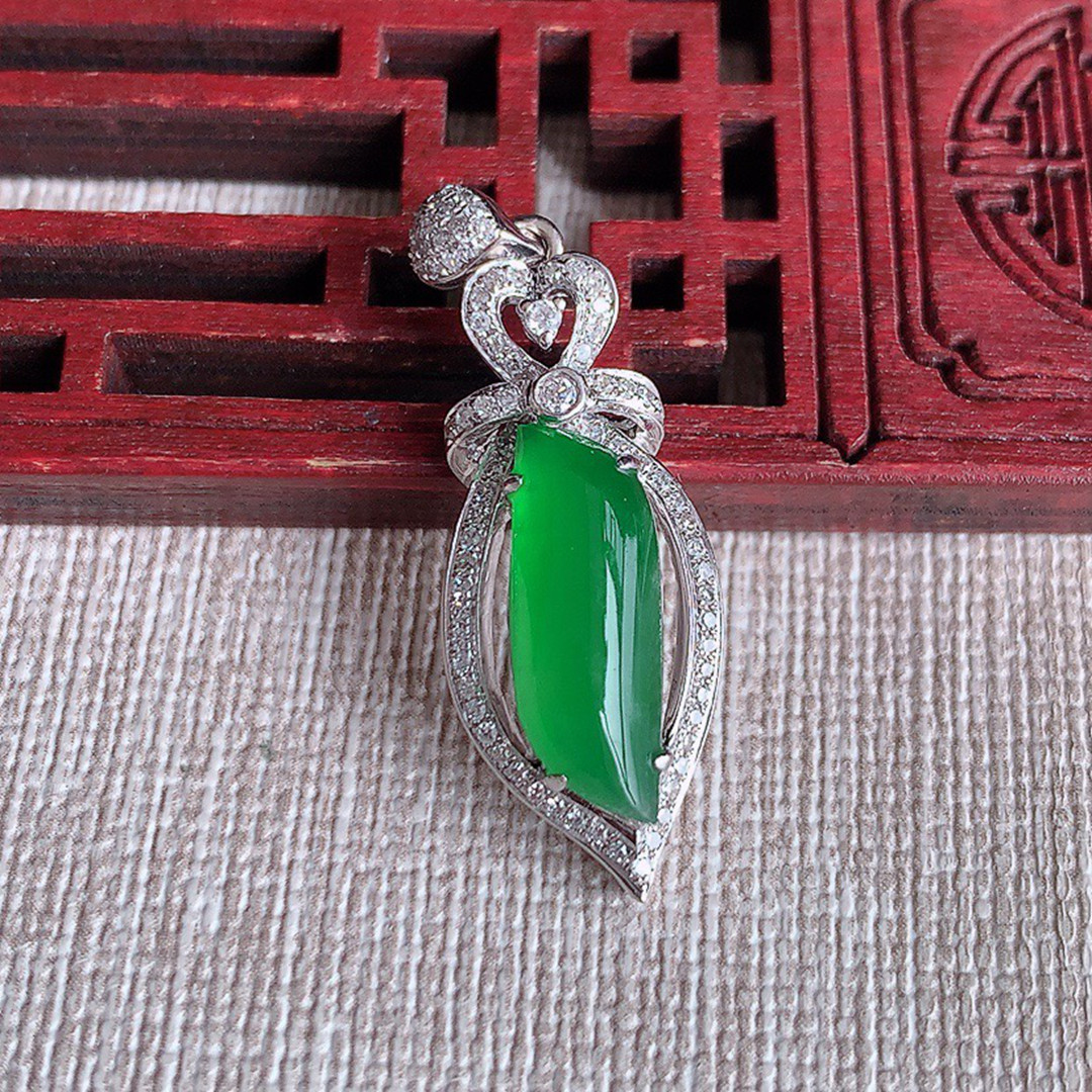 缅甸天然A货玉石翡翠 老坑冰种 手工精雕 18K金镶阳绿随形吊坠