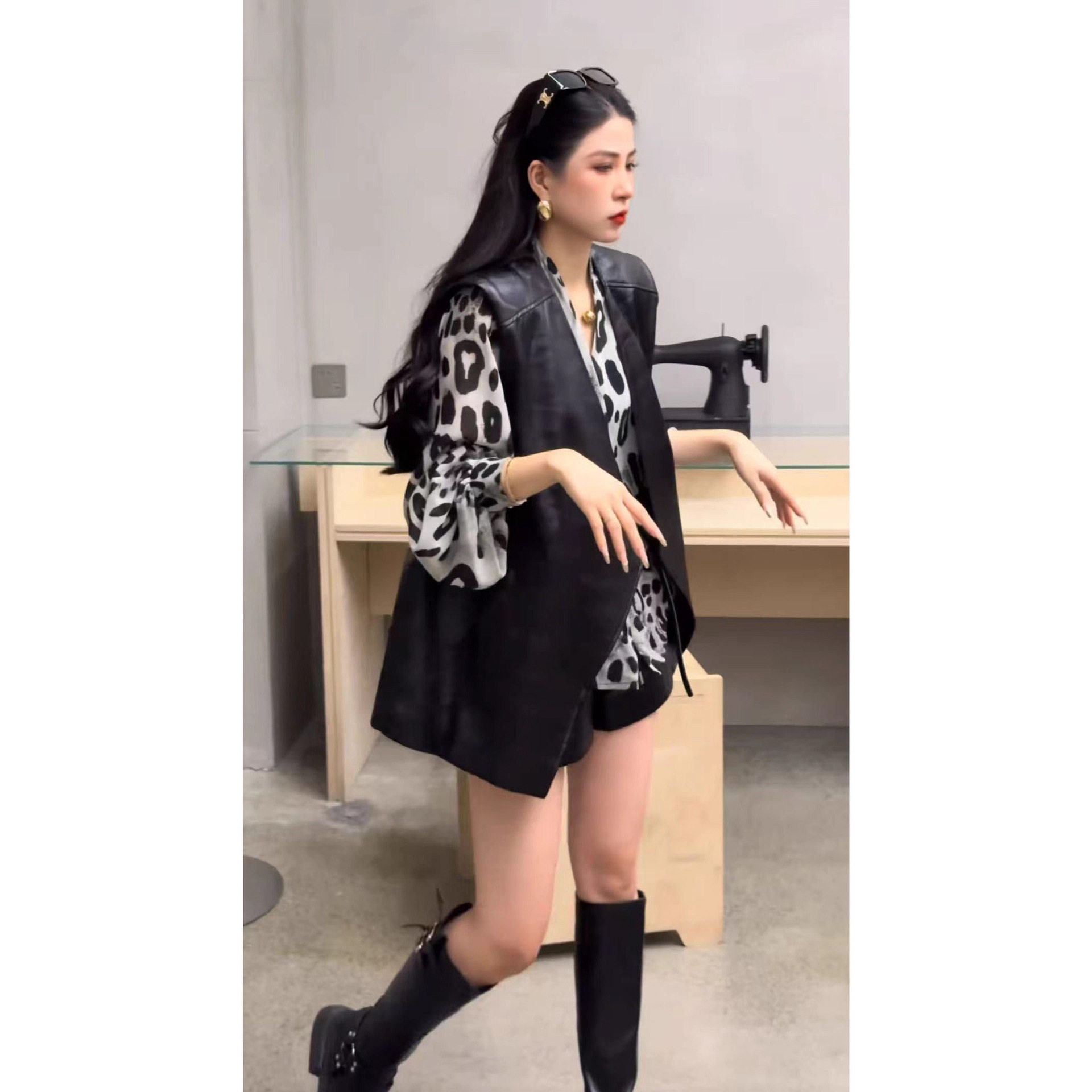 欧货洋气爆款套装女秋装高级感时髦无袖皮衣外套衬衫短裤子三件套