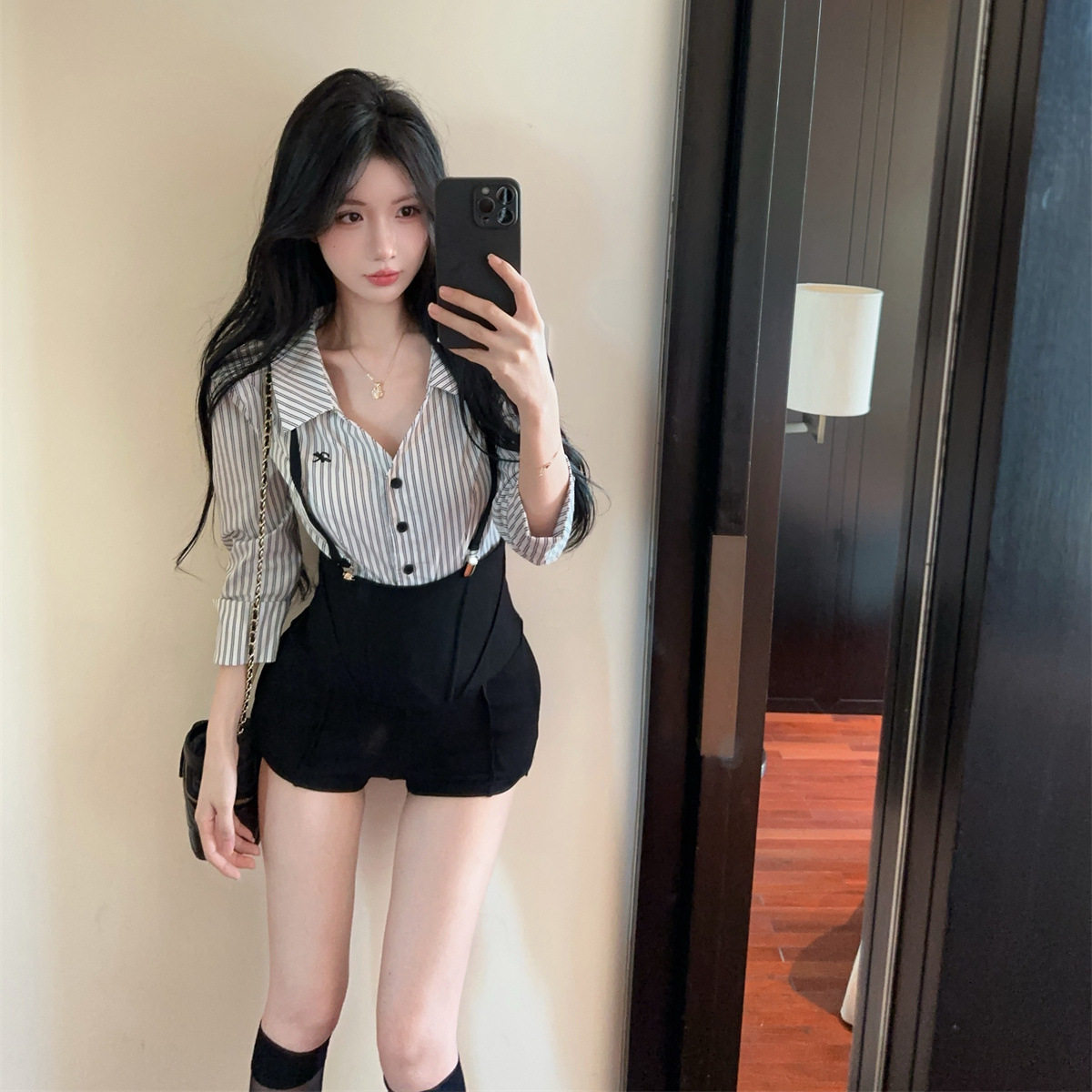 秋小个子学院风套装辣妹制服条纹V领衬衫女背带裤黑色短裤两件套