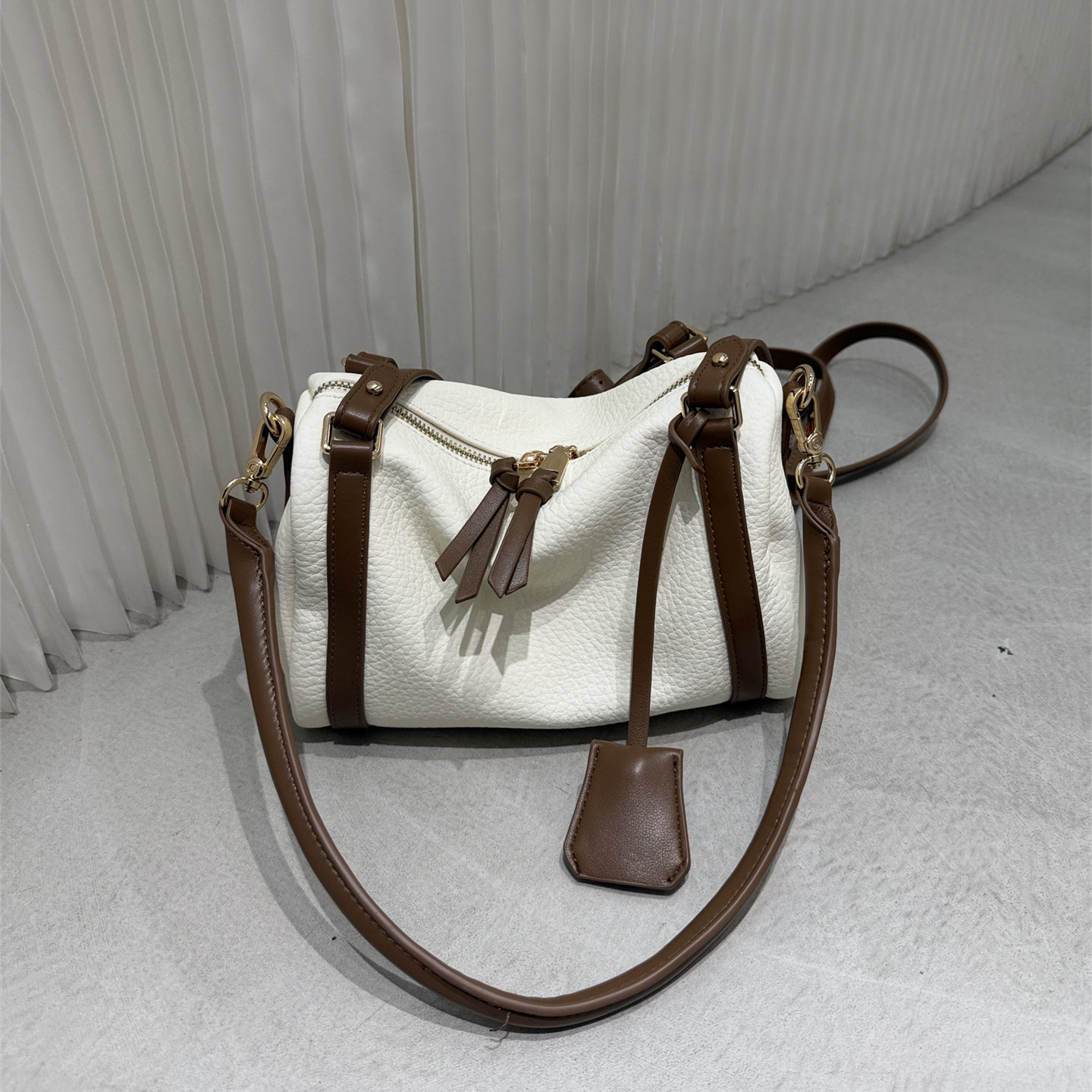 2026新款复古风白色保龄球包女大容量单肩斜挎枕头包腋下包