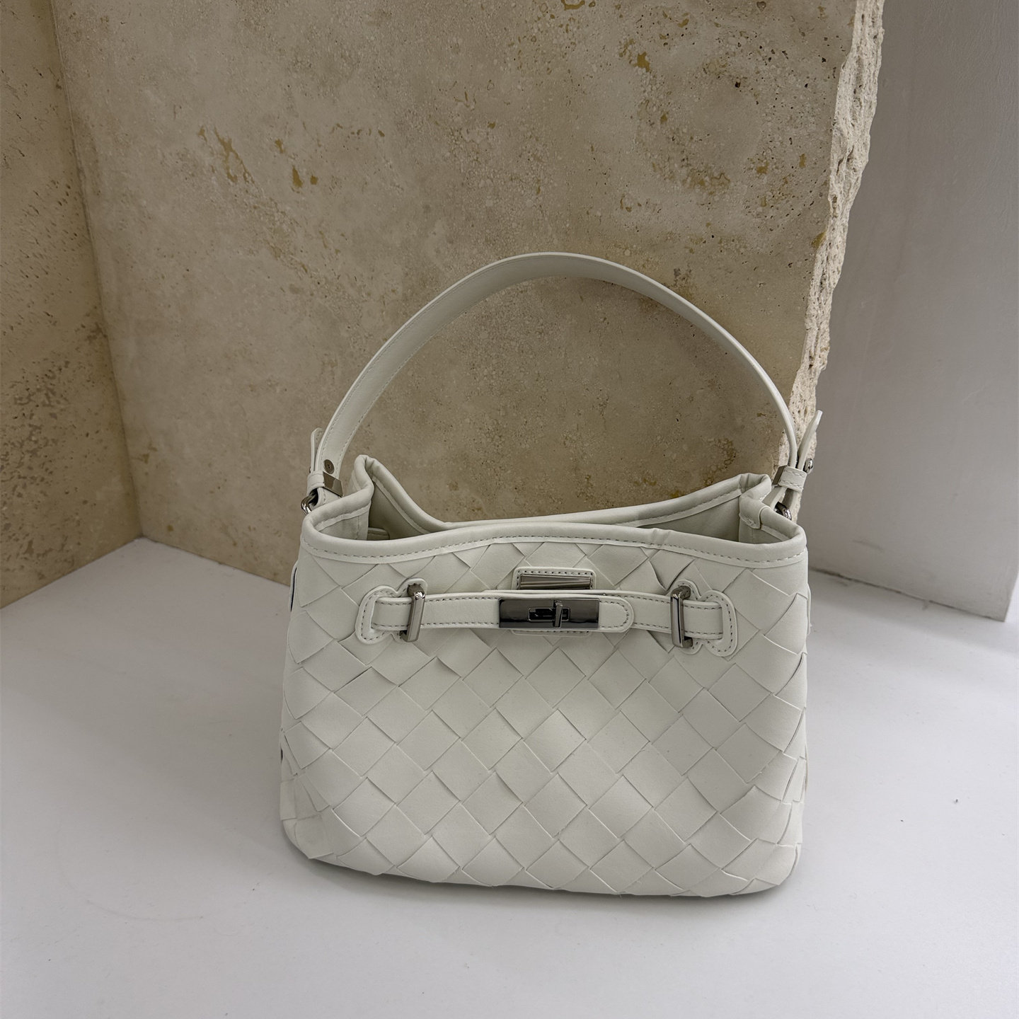 2026新款软皮编织凯莉包女单肩斜挎水桶包高级感百搭小众设计白色