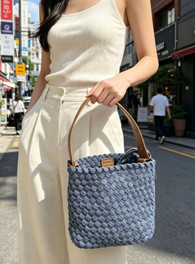 2026新款牛仔编织水桶包女小众设计手提包时髦洋气百搭单肩包蓝色