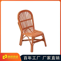 Натуральный стул ротанга, растение кресло с ротантом на открытом воздухе на балконе.