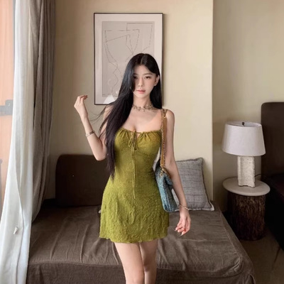 法式复古绿色吊带连衣裙女夏季收腰裙子海边度假裙辣妹风a字短裙