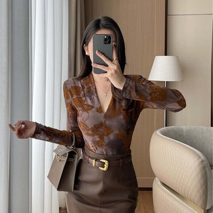 【里约艺术】复古植绒提花上衣女秋冬新款V领修身气质内搭打底衫