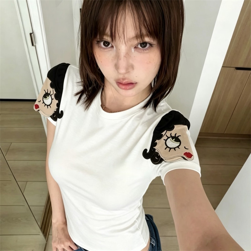 卡通刺绣立体贴布金属耳坠修身短袖T恤女夏季小众设计感纯欲上衣
