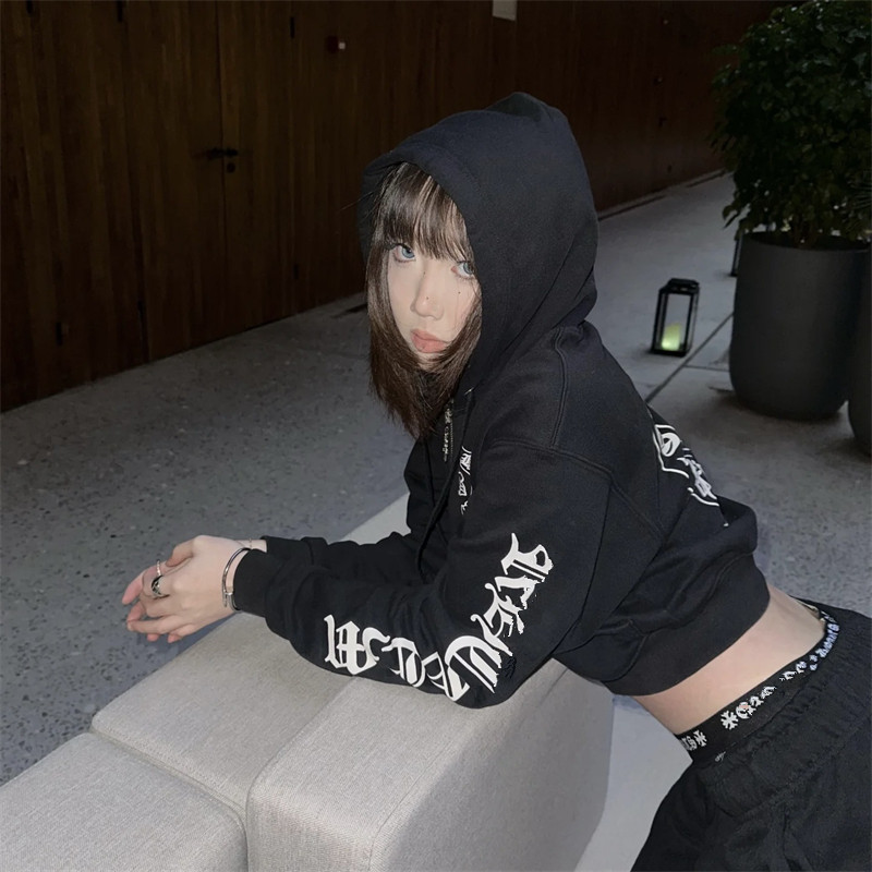 春季新款纯欲辣妹梵文印花短款连帽卫衣女ins露脐设计感百搭上衣图片
