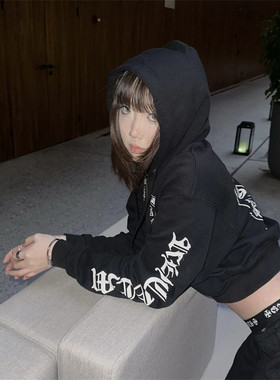 春季新款纯欲辣妹梵文印花短款连帽卫衣女ins露脐设计感百搭上衣
