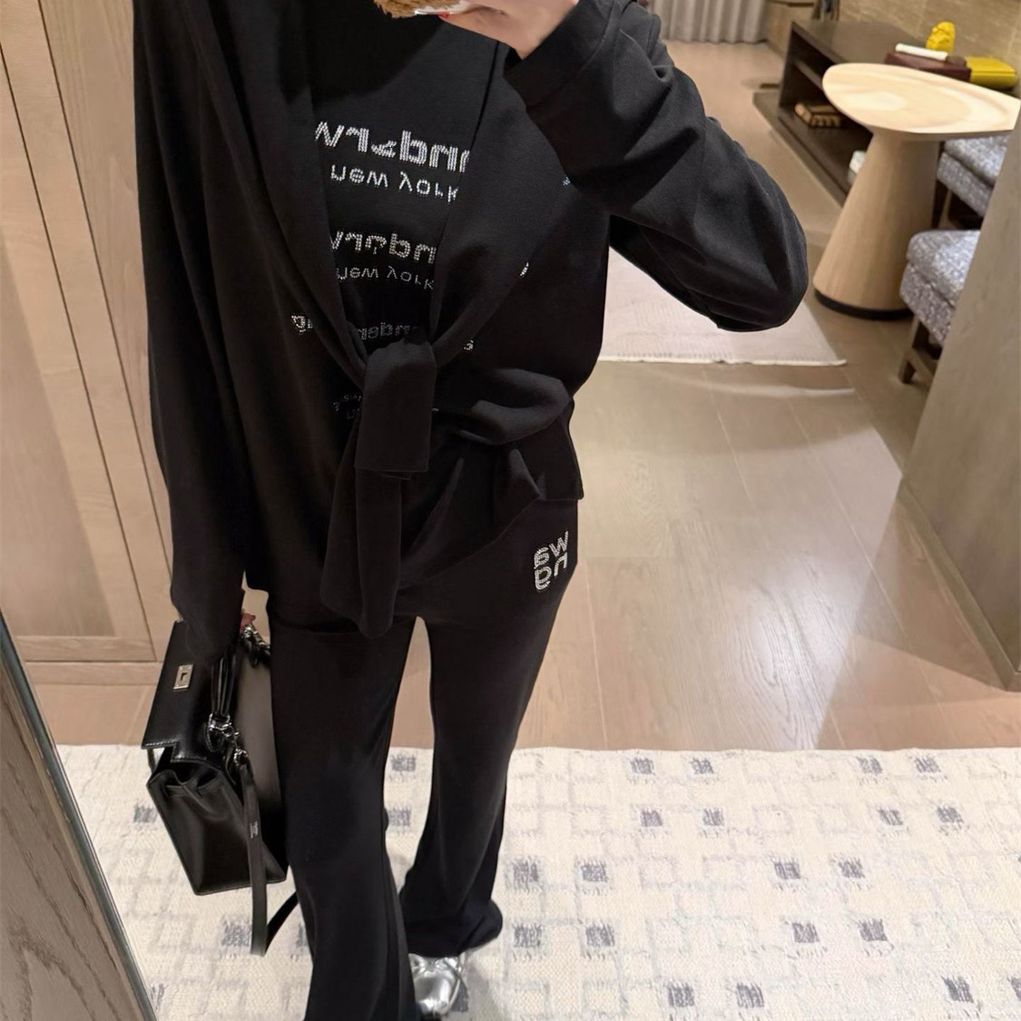 纸片人套装女秋季字母弹幕烫钻长袖T恤+纯欲披肩+休闲长裤三件套图片