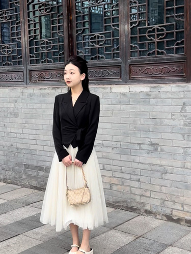 【春日絮语】琳琳小个子气质风收腰上衣网纱半裙春季新款优雅套装