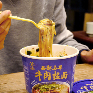西部马华牛肉拉面冲泡型清真速食泡面方便面桶装非油炸12桶包邮