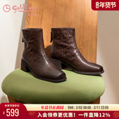 金利来女鞋 秋冬复古棕色方头通勤中跟时装 靴手抓纹牛皮粗跟短靴女