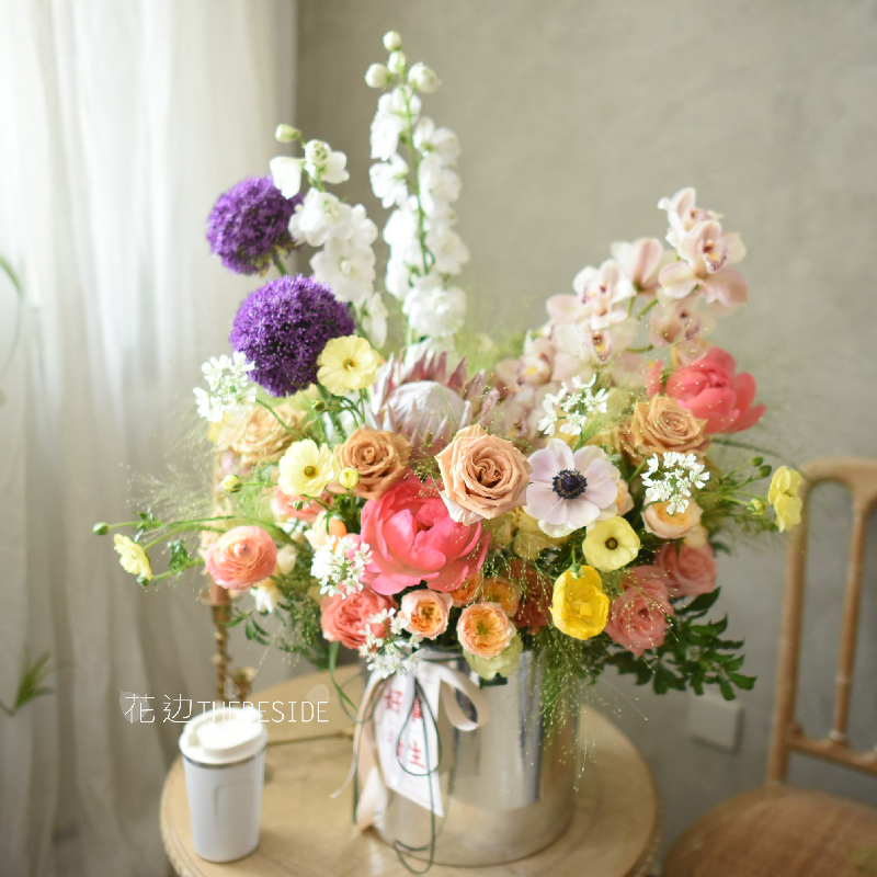 花边《聊表心意》帝王芍药大飞燕混搭鲜花抱抱桶北京乔迁画展花礼