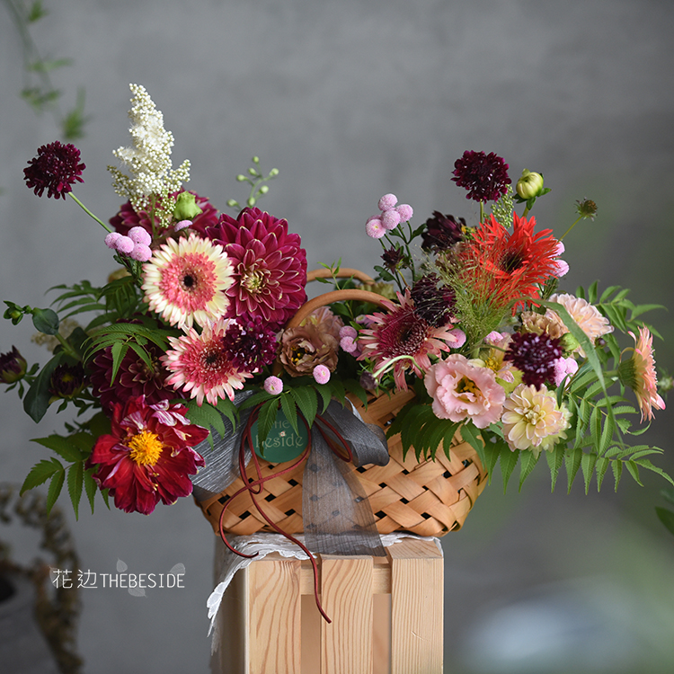 花边THEBESIDE《可可布朗尼》酒红色鲜花花篮 大丽花秋色洋桔梗
