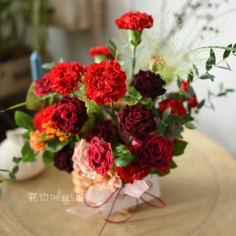 春天里粉色系鲜花手提节日