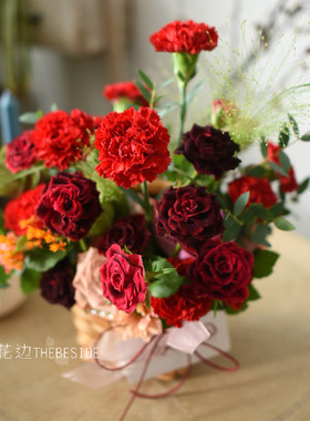 春天里粉色系鲜花手提节日