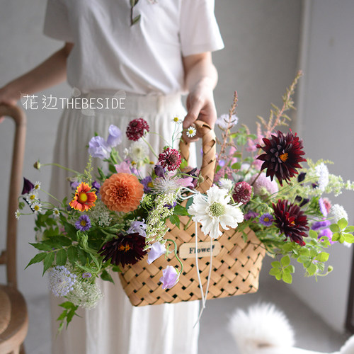 花边thebeside《小院送朋友鲜花