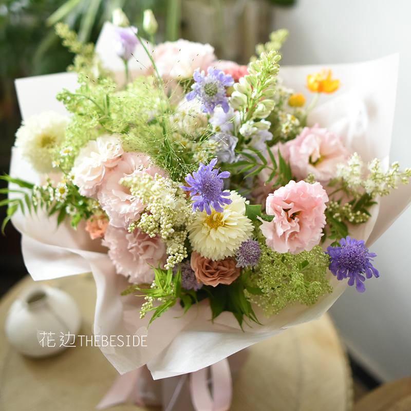 花边THEBESIDE《粉色浪漫》浅色系清新自然风混搭花束 鲜花礼物